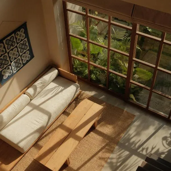 Calista Studios EMPAT Design-Forward 1BR Loft in Uluwatu Jungle 10 minutes from beaches, hotel in Uluwatu