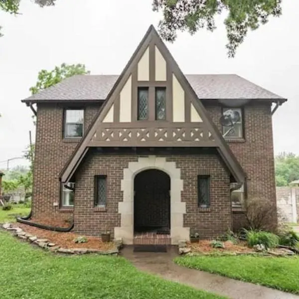 Cozy 3BR Duplex Side B Near Drake University, hotel sa Des Moines