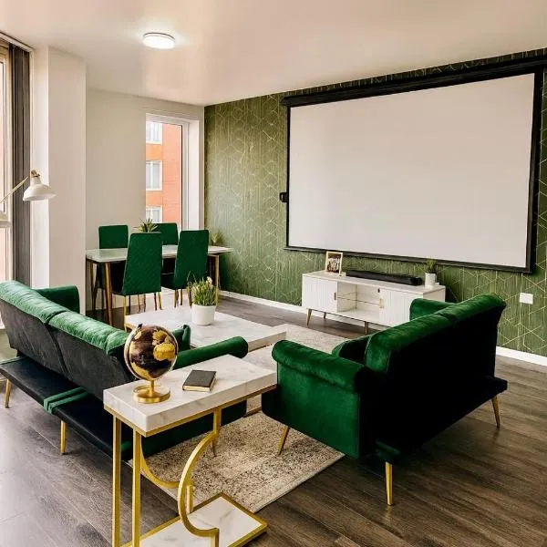 Cinema Lounge 2Bed Leeds City Centre FREE Parking, hotel in Leeds