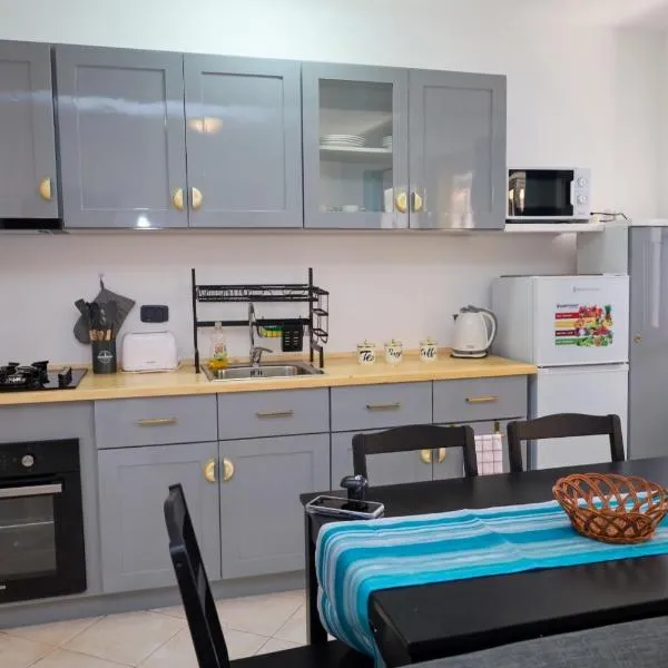 1 bedroom apartment with sofa bed 4 min walk from the beach, готель у місті Санта-Марія