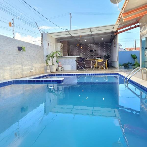 Casa com 4 suítes e piscina