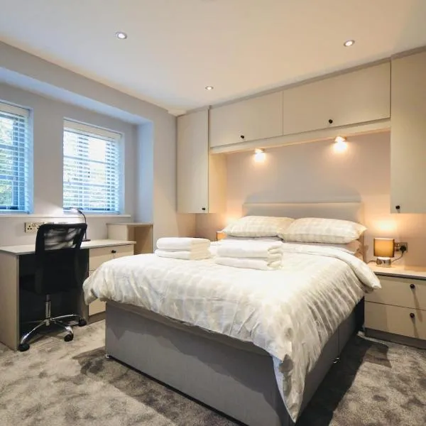 Luxury Two Bed Suite - Walk to Trentham Gardens!, hotel in Stoke on Trent