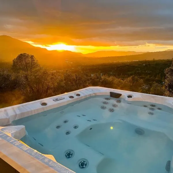 Relax Under the Stars, Best view in town , Yosemite House with Firepit, Hot Tub, Game Room & Pool table, готель у місті Окгерст