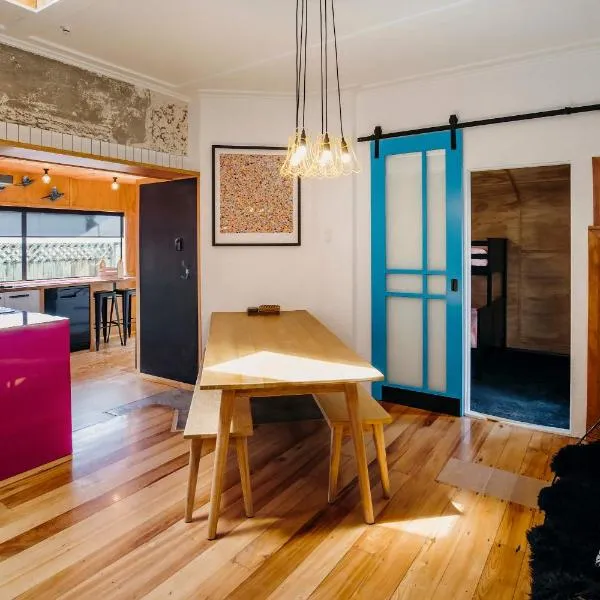 Fun Times in Fitzroy - eclectic bungalow by beach, hotel in New Plymouth