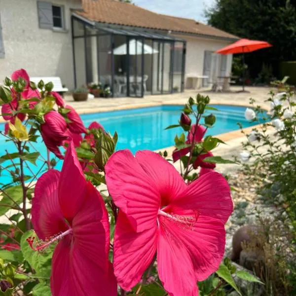 Logement climatisé, piscine, 4 personnes, hotel in Montceaux