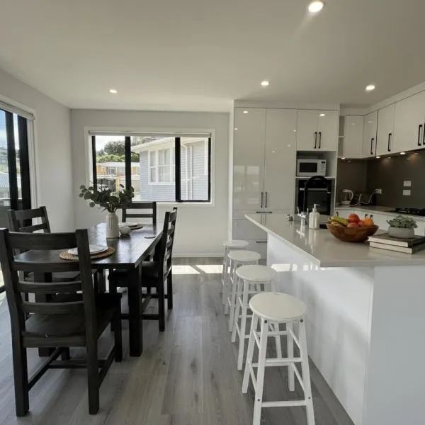 Modern Family Home in Tawa - Wellington, hotel in Wellington