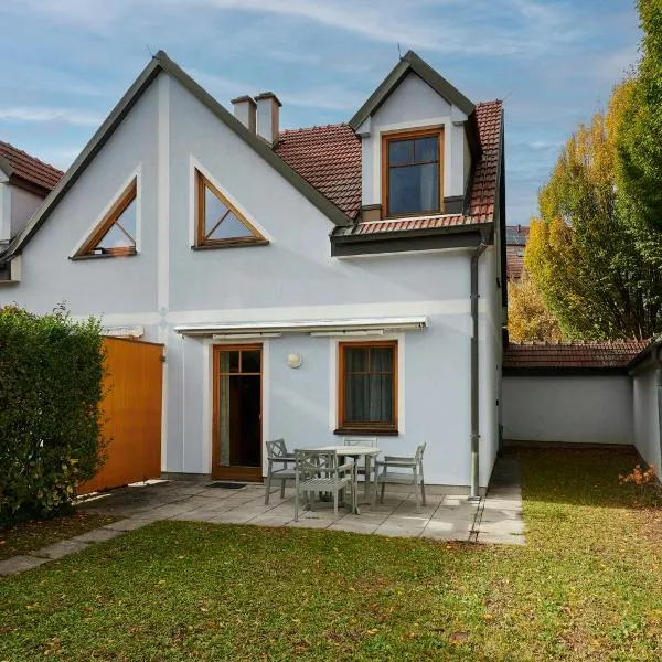 DAS BURGENNEST, Bademantelgang zur Therme Lutzmannsburg, Garten, Parkplatz, hotel in Lutzmannsburg