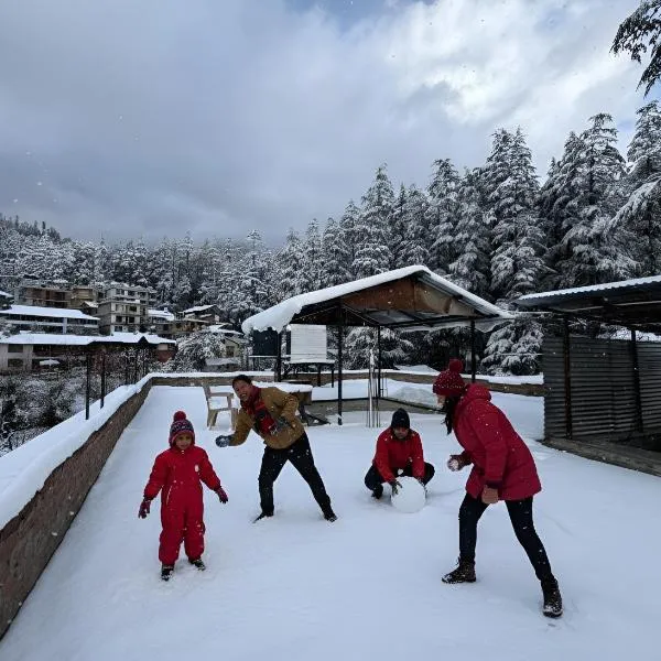 The Suraj Cottage Manali ! Private Parking ! Bonfire ! Playing Zone ! Near Mall Road, ξενοδοχείο σε Manāli