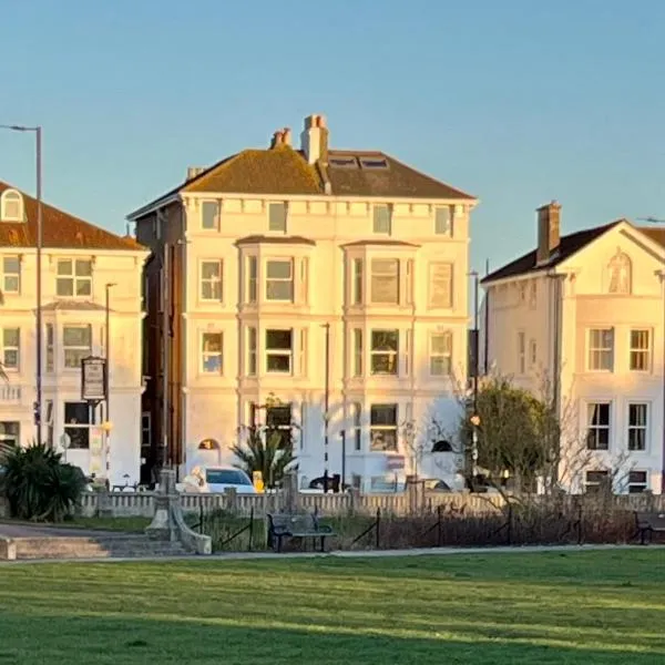 Southsea, Portsmouth - Two Bedroom Apartment - Newly Refurbished Throughout - Treetop Sea Views, Hotel in Portsmouth