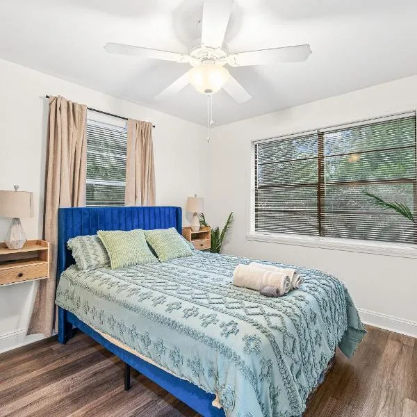 5-Bedroom Athens Group Home with Massage Chairs & Fire Pit, Near UGA & Downtown, Hotel in Athens