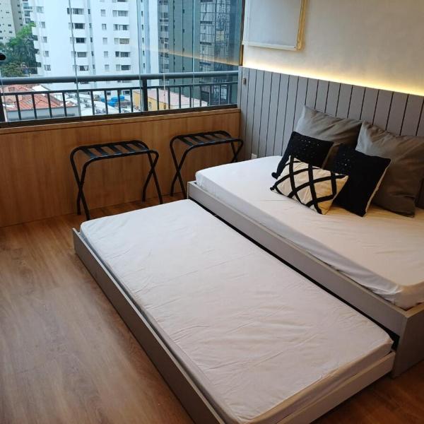 Lindo e espaçoso studio com cama queen e cama solteiro - Foto 4