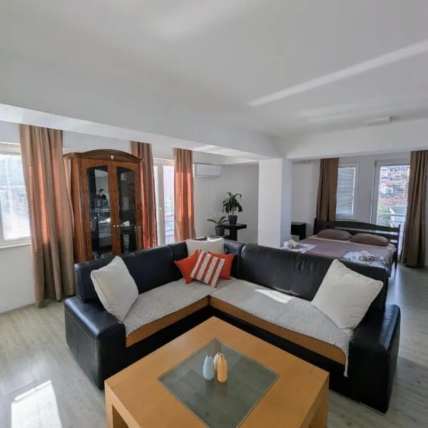 Lihnidos Home, Central Apartment, AC, Lake Access, Beach, hotel in Ohrid