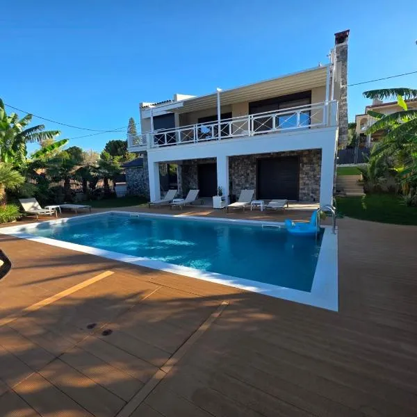 Romantic Pool Suite with Sea View Rastoni โรงแรมในMelission