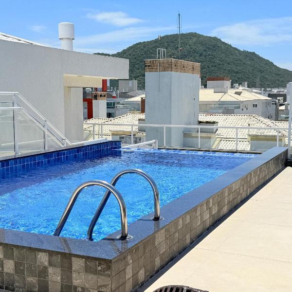 Residencial com piscina de borda infinita a poucos passos da praia e próxima à sorveteria