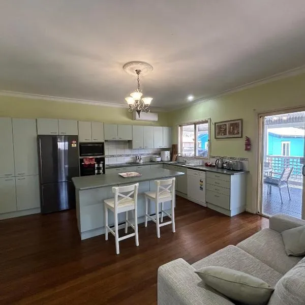 Spacious Stylish Coastal Escape, hótel í Tuncurry