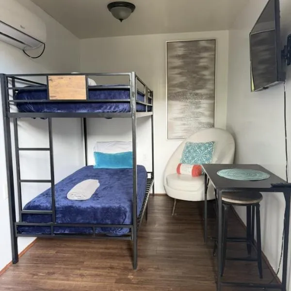 Tiny house WiFi and parking, hotel v Miami