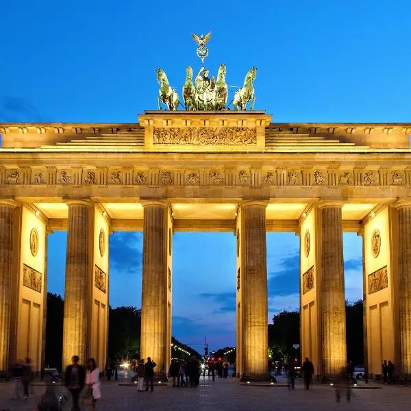 Check Point Charlie Luxury Apartment with Balcony, khách sạn ở Berlin