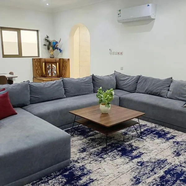 شقة مفروشه ومريحة وقريبه من المناطق السياحية عوائل فقط, hotel in Al Hulaylah