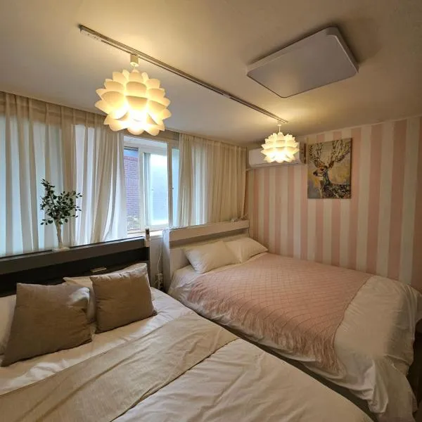 binna stay 이태원역7분, 독채,테라스,4 Queen Beds, 무료짐보관 , 명동,홍대,서울역,명동 15분, hotel in Seoul