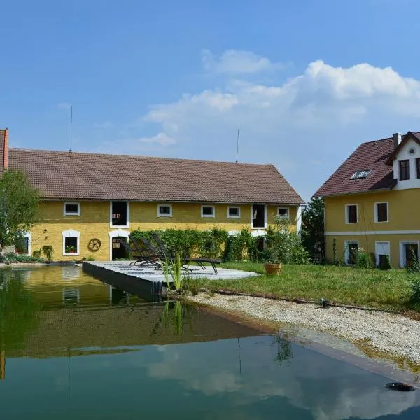 Statek Luníkov, hotel en Nelahozeves