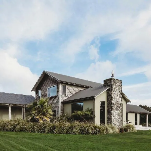 Serenity Lodge Getaway - with river views, hotel in Egmont Village