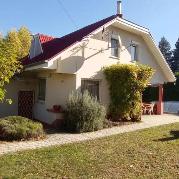 Magyar Tenger Pihenőház, for 2-8 person, 105 m2, garden, pool, free parking, 5 min from the Lake, Balatonakarattya, hotell sihtkohas Balatonakarattya