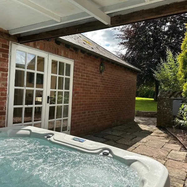 Courtyard Cottage at Pudleston Court, hotel u gradu Docklow