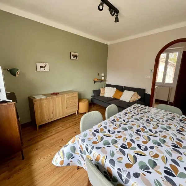 La Petite Ourse maison de village à Oust, hotel v destinaci Oust