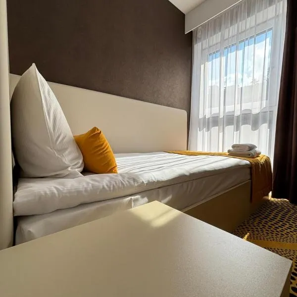 Eclipse Budget Rooms, ξενοδοχείο σε Domasław