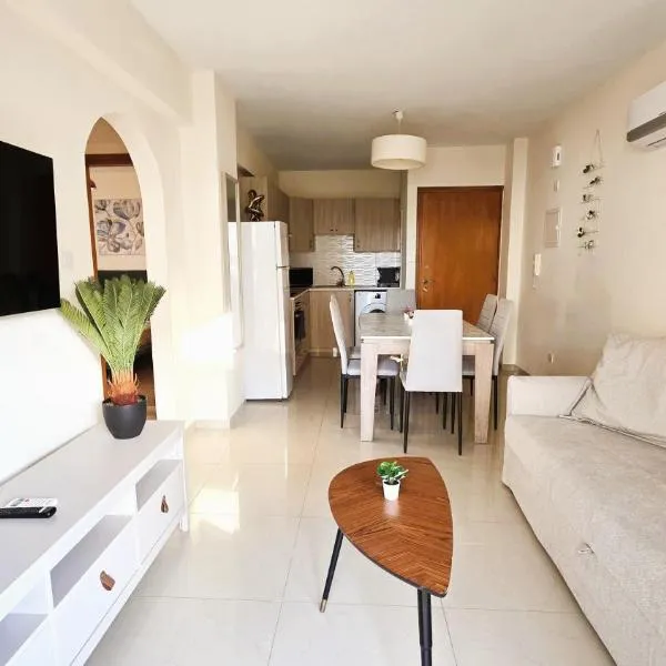 Sunny 2BR Getaway Steps from the Beach with Wi-Fi, hotel a Larnaka