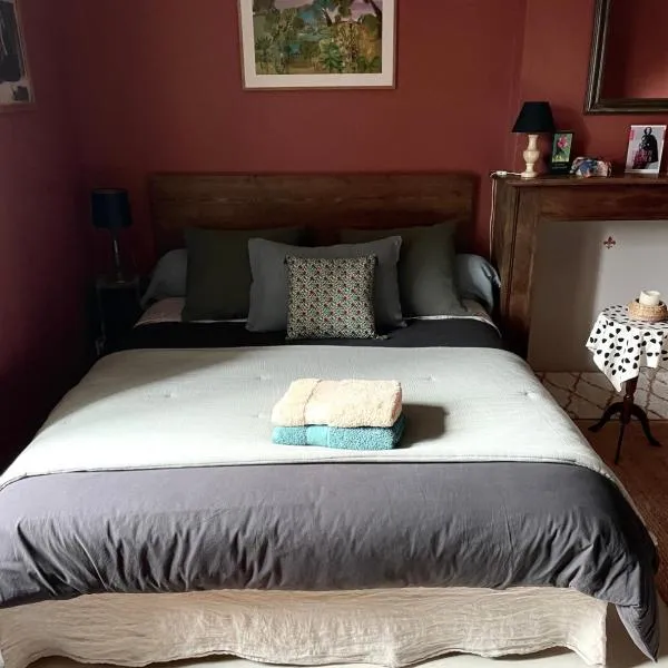 Le bain d'Alice, hotel v destinaci Saint-Laurent-sur-Gorre