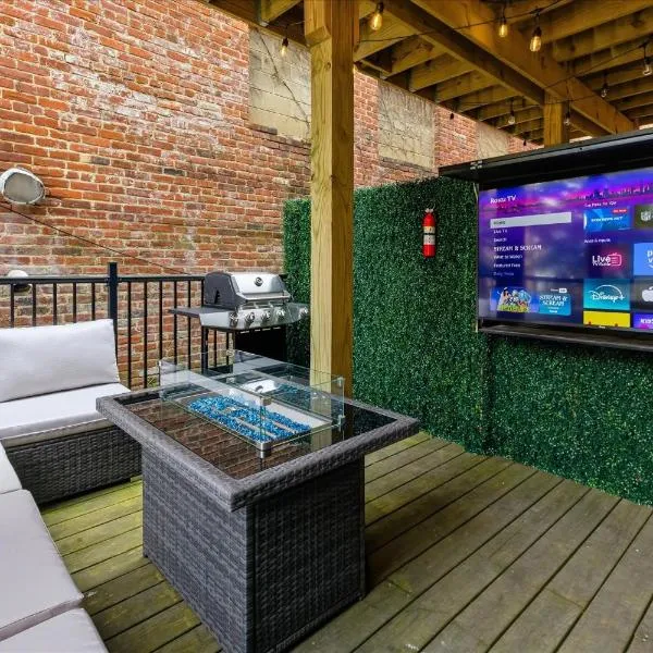 Mass Ave Retreat with Big Patio and Free Parking, hotell i Indianapolis