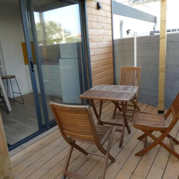 Les Amarres, maison bois avec terrasse proche mer, hotel in La Rochelle