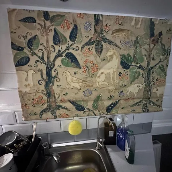 BrightOwl Waterside Narrowboat Cottage Experience, hotel en Thorpe