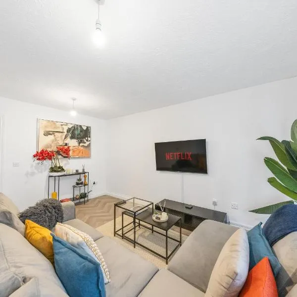 Cozy 2 Bedroom House with Driveway Parking & Garden, hotel v destinaci Chatham