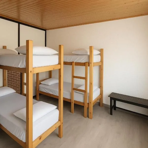 Albergue Tritón - Villanúa, hotel in Villanúa