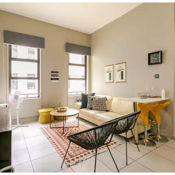 Lovely Rosebank 1-bedroom condo with pool & cinema, hotel em Joanesburgo