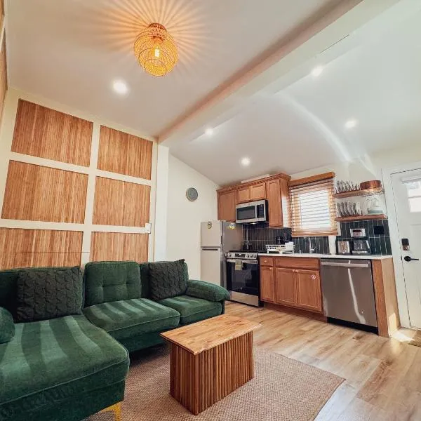 Stylish 2 BR 1 BA Apartment - Steps to the Ocean - Hidden Gem, hotel in Wildwood