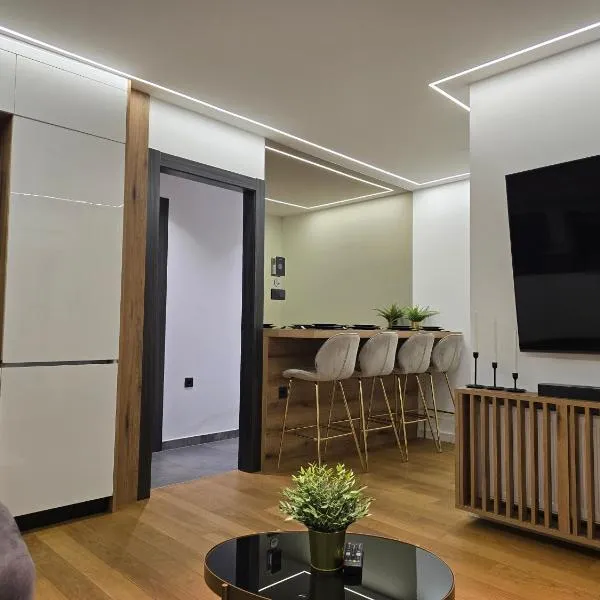 Osijek LUXURY Center Apartment - self check in, 2 parking spaces, balcony, elevator, hotel in Osijek