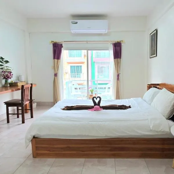 You And Me Guesthouse, hotel em Cha Am