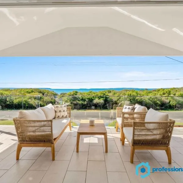 Callala Beach Walk - Beachfront with Fireplace, hotel in Callala Beach