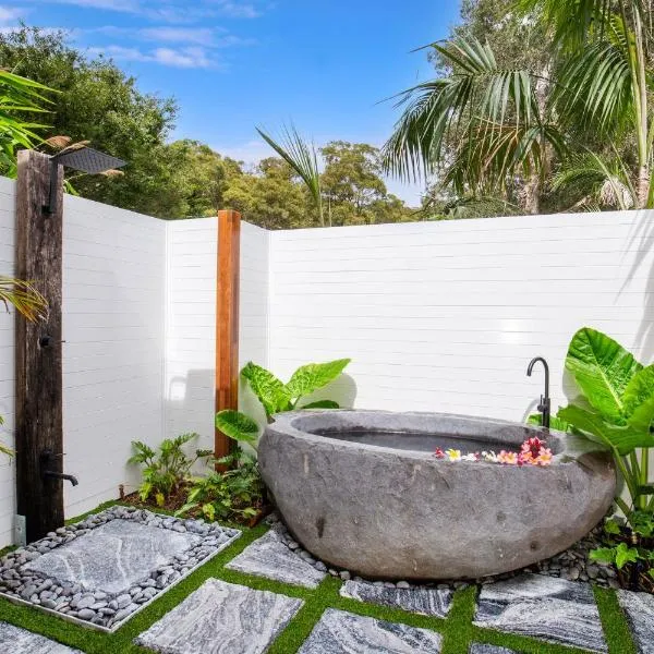 Rest Pet Friendly with Outdoor Bath 3 Mins Walk to Beach، فندق في أومينا