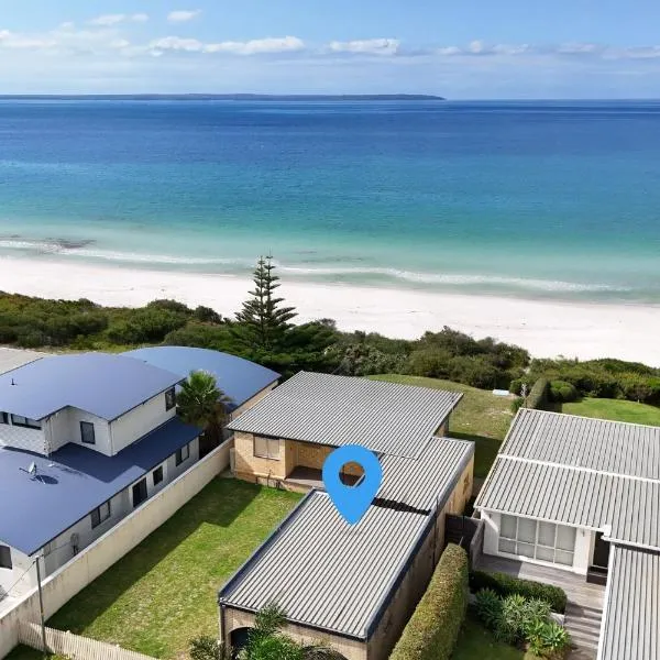 Quay's Cabin - Absolute Beachfront with Views, hotel in Callala Beach