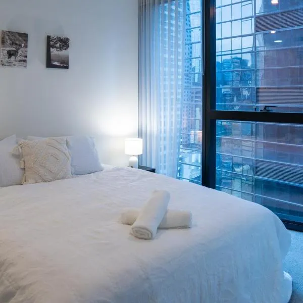 Home in the Sky 2BR,2BA with City Views,Pool & Gym, מלון במלבורן