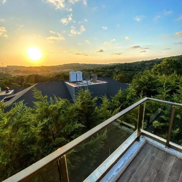 forest villa, 6 minutes from the airport, hotel v destinaci Taşoluk