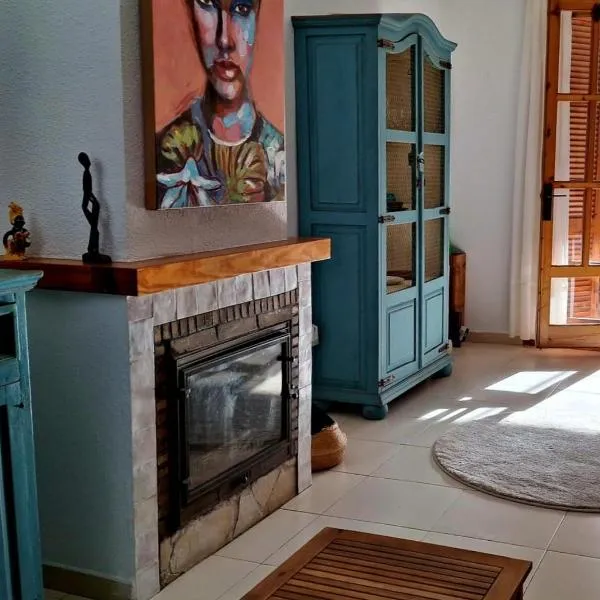 Apartamento Calablanca con amplia terraza y vistas al mar y a la montaña, hotel in Alcossebre