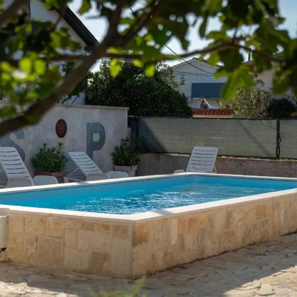 Hard&Heavy Villa, hotel sa Privlaka