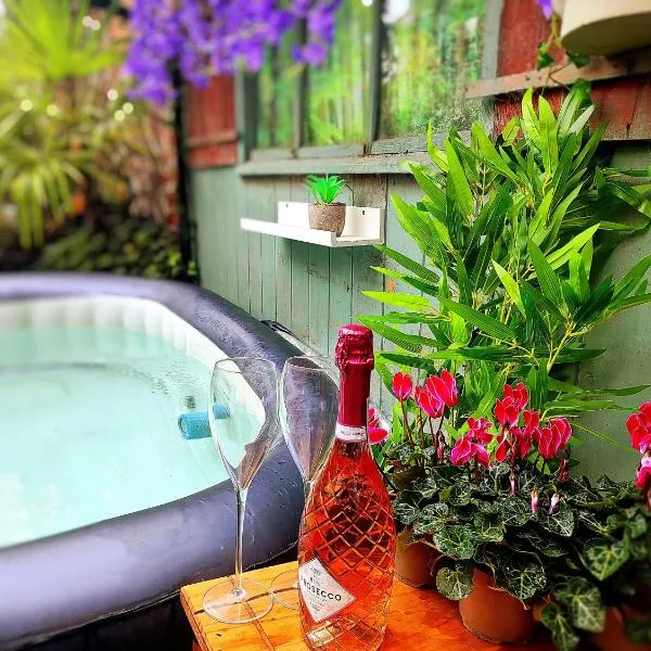 Durham Hot Tub - Steam Spa - Eco Retreat - Pizza Oven - Log Burner - Pets Ok - Garden, Hotel in Langley Park