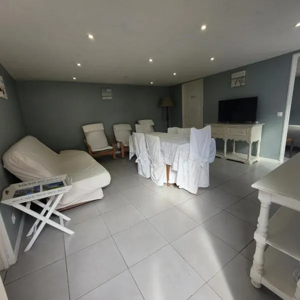 Gite chez Matos maison entière avec 3 chambres et grande cour pour animaux admis، فندق في Cellettes