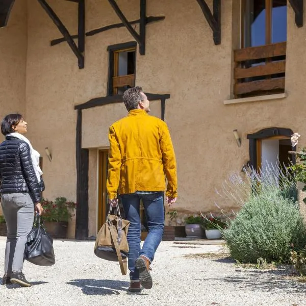 Plaine et Colline Chambres et table d'hôtes Isère، فندق في Gillonnay